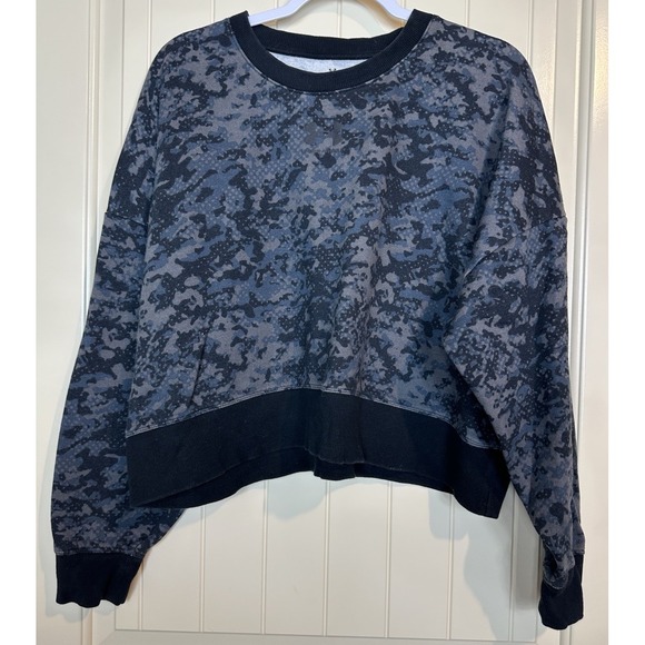 Under Armour‎ Women's Sweatshirt M Loose fit Long Sleeve Camo Cropped oversized - Picture 1 of 5